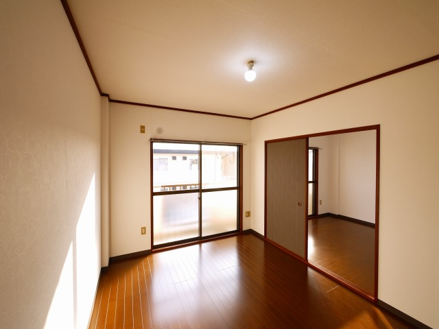 サニーハイツ朝日ヶ丘Bの洋室|落ち着いた色調の洋室です