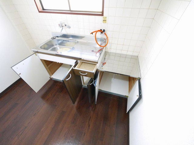サニーハイツ朝日ヶ丘Bのキッチン|コンパクトなキッチンで掃除もラクラク
