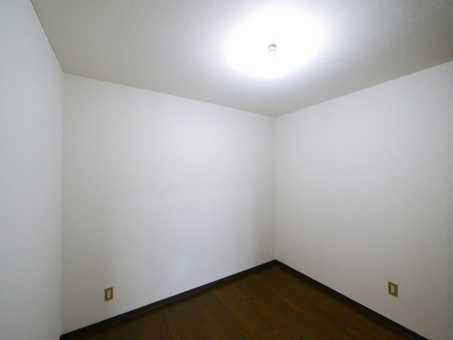 サニーハイツ朝日ヶ丘Bの洋室|落ち着いた色調の洋室です