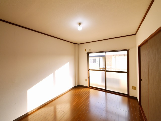 サニーハイツ朝日ヶ丘Bの洋室|落ち着いた色調の洋室です