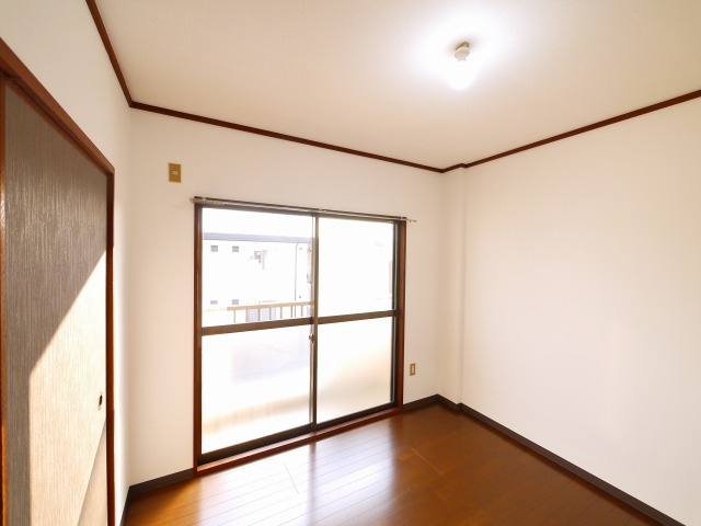 サニーハイツ朝日ヶ丘Bの洋室|ゆったりした洋室です