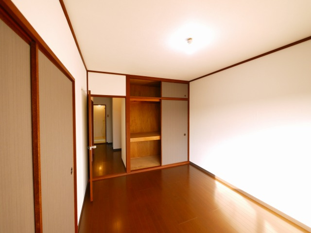 サニーハイツ朝日ヶ丘Bの寝室|落ち着いた色調の寝室です