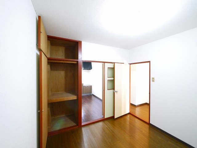 サニーハイツ朝日ヶ丘Bの洋室|広々とした洋室です