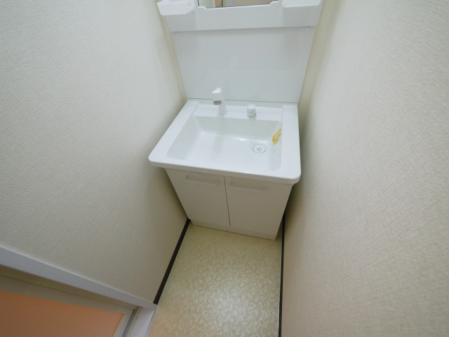 サニーハイツ朝日ヶ丘Bの洗面所|コンパクトで使いやすい洗面所