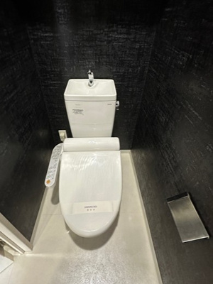 【トイレ】 | レヴール | トイレは温水洗浄便座付き♪人気のバストイレ別です♪小物を置ける便利な棚やタオルハンガーも付いています☆