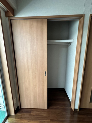 【収納】 | レヴール | 洋室6帖のお部屋にあるクローゼットです♪クローゼットが2ヶ所あるのが便利ですよね！