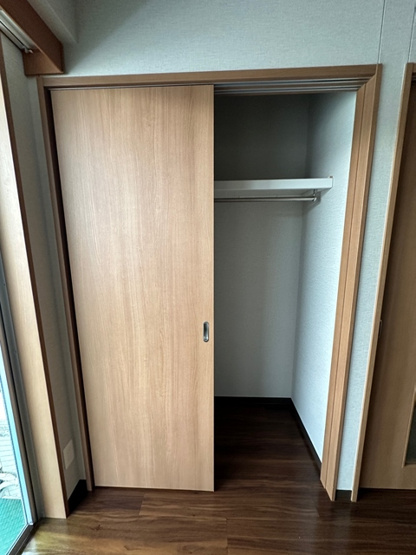 【収納】 | レヴール | 洋室6帖のお部屋にあるクローゼットです♪クローゼットが2ヶ所あるのが便利ですよね！