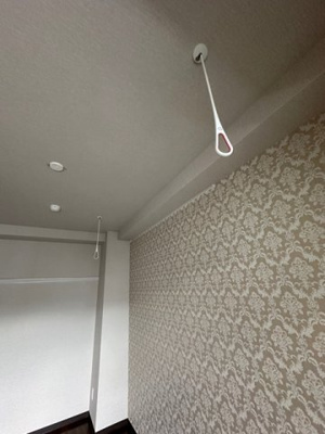【設備】 | レヴール | 洋室6帖のお部屋にある室内物干しです！雨の日やお出掛け時の室内干しにとても便利☆花粉や梅雨の時期に重宝しますね♪