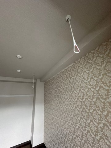【設備】 | レヴール | 洋室6帖のお部屋にある室内物干しです！雨の日やお出掛け時の室内干しにとても便利☆花粉や梅雨の時期に重宝しますね♪