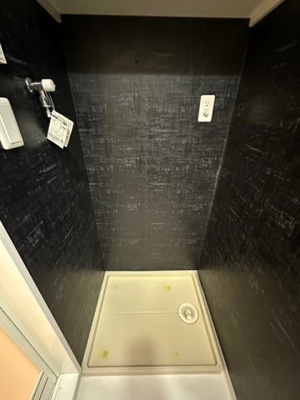 【設備】 | レヴール | 洗面所にある室内洗濯機置き場です♪防水パンが付いているので万が一の漏水にも安心です！上部には便利な収納棚付き♪