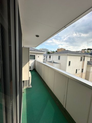 【バルコニー】 | レヴール | バルコニーは南西向きなので、お洗濯物はお昼からでも乾きそう♪2部屋から出入りできるのでお洗濯物の出し入れに便利☆