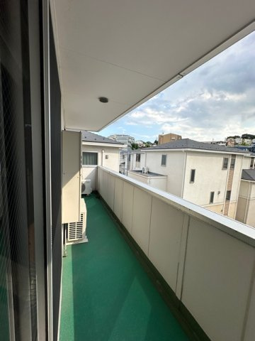 【バルコニー】 | レヴール | バルコニーは南西向きなので、お洗濯物はお昼からでも乾きそう♪2部屋から出入りできるのでお洗濯物の出し入れに便利☆