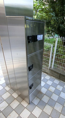 【その他共用部分】 | レヴール | 共用エントランスには宅配BOXがあるので荷物の受け取りもスムーズに♪再配達を依頼する手間が省けます☆
