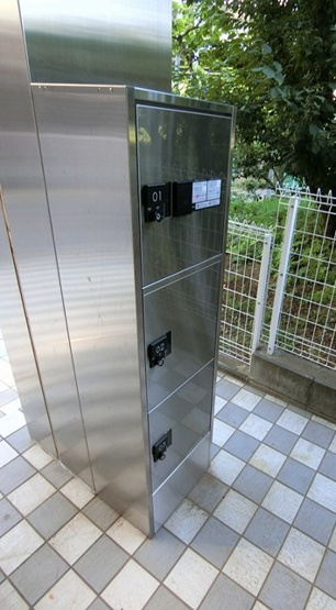 【その他共用部分】 | レヴール | 共用エントランスには宅配BOXがあるので荷物の受け取りもスムーズに♪再配達を依頼する手間が省けます☆