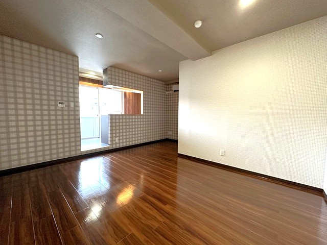 【居間・リビング】 | レヴール | 南西向きリビングダイニングキッチン14.4帖☆バルコニーに繋がるお部屋です♪女性に人気なカウンターキッチンです！エアコン付きで1年中快適に過ごせますね☆