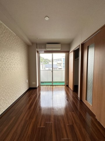 【洋室】 | レヴール | 南西向き洋室6帖☆バルコニーに繋がる角部屋のお部屋です！こちらのお部屋にもエアコン完備◎オシャレなアクセントクロスが魅力的なお部屋です☆
