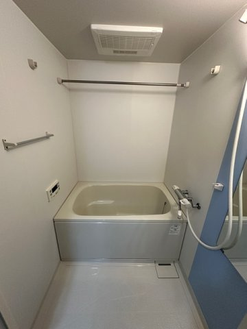 【浴室】 | レヴール | 追い焚き機能・浴室暖房乾燥機付きバスルーム♪雨の日のお洗濯にも便利な物干しバー完備です！お風呂に浸かって一日の疲れもすっきりリフレッシュ☆