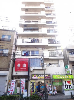 【外観】 | トーカンマンション鶯谷　鶯谷駅から徒歩３分・入谷駅から徒歩８分！買い物便利！言問通り沿い！鉄骨鉄筋コンクリート造の分譲タイプ！９階建ての白いマンション！
