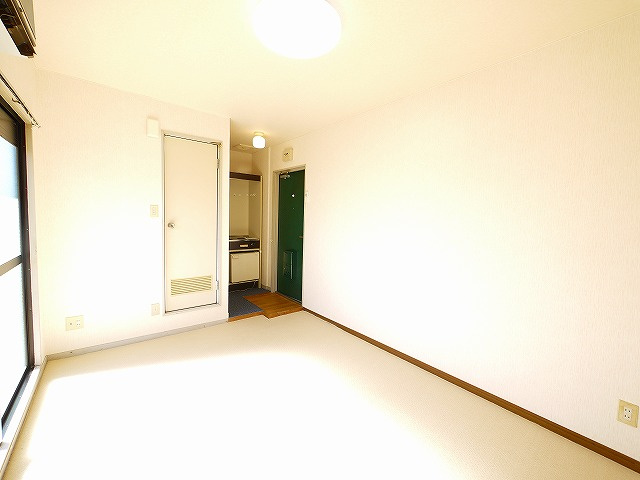 アートハウスならの居間・リビング|明るい洋室です。