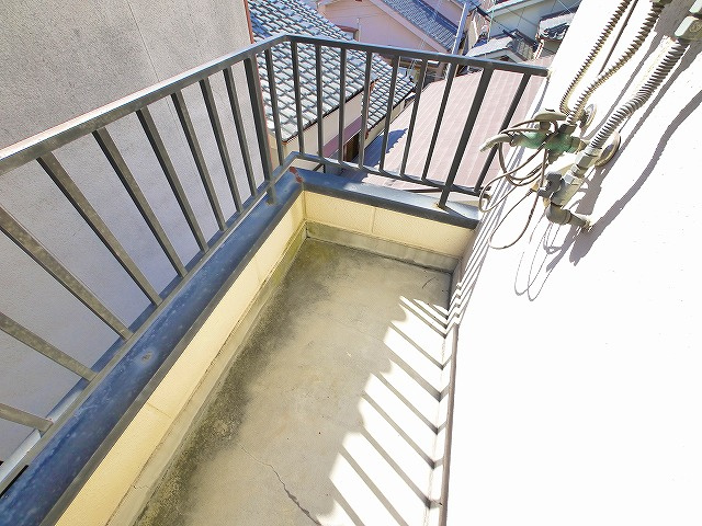 アートハウスならの設備|バルコニーに洗濯機置き場があります。