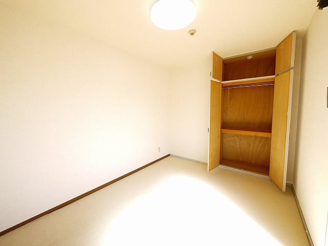 アートハウスならの寝室|明るい洋室です。