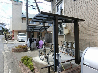 【その他共用部分】 | 屋根付きの駐輪場で雨が降っても大切な自転車が濡れなくてすみますね♪駅まで自転車もおすすめです！