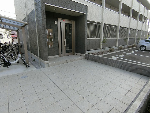 BLESS昭島　Ａ棟のエントランス