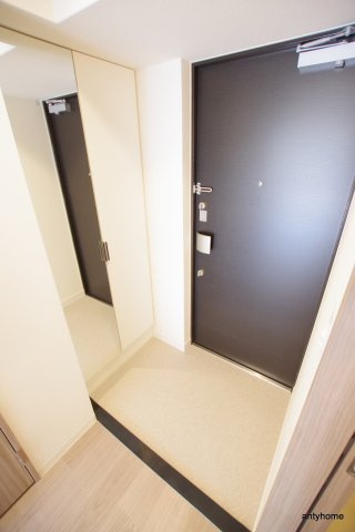 プレサンス新大阪ジェイズ　仲介手数料無料の玄関