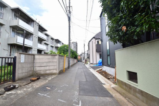 【前面道路含む現地写真】 | 近くにはスーパーやコンビニが徒歩10分圏内にあるので急なお買い物も安心！
