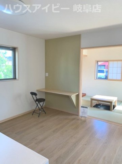 【居間・リビング】 | 岐阜市鏡島　分譲住宅　掘りごたつと書斎があるお家 | 作り付けのカウンターデスクがあります！在宅ワークにも便利です。岐阜市鏡島・書斎・小屋裏収納♪