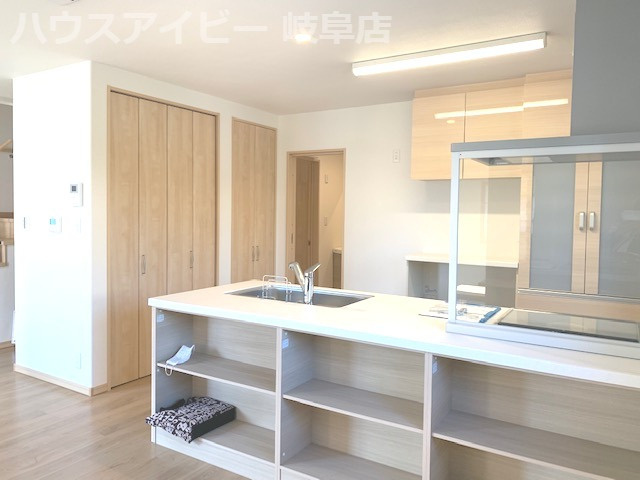 岐阜市鏡島　分譲住宅　掘りごたつと書斎があるお家のキッチン|ダイニング側に収納がたっぷりキッチンです。岐阜市鏡島・書斎・小屋裏収納♪