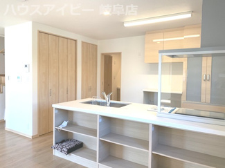 【キッチン】 | 岐阜市鏡島　分譲住宅　掘りごたつと書斎があるお家 | ダイニング側に収納がたっぷりキッチンです。岐阜市鏡島・書斎・小屋裏収納♪