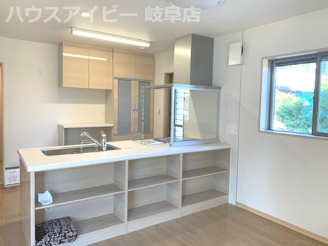 岐阜市鏡島　分譲住宅　掘りごたつと書斎があるお家の居間・リビング|こちらの居間で趣味の時間をお楽しみください。岐阜市鏡島・書斎・小屋裏収納♪