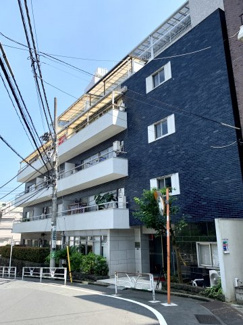 【外観】 | ブルーとホワイトのコントラストが印象的な外観です