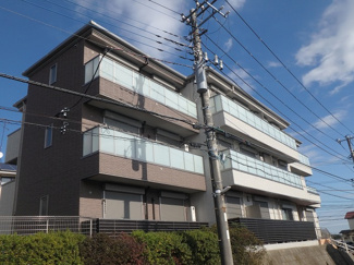 【外観】 | 積水ハウス施工の賃貸住宅シャーメゾン♪ペットOKの築浅3階建てマンション！最寄りバス停から徒歩2分！雨の日の通勤やお出かけもバス利用でスムーズです♪
