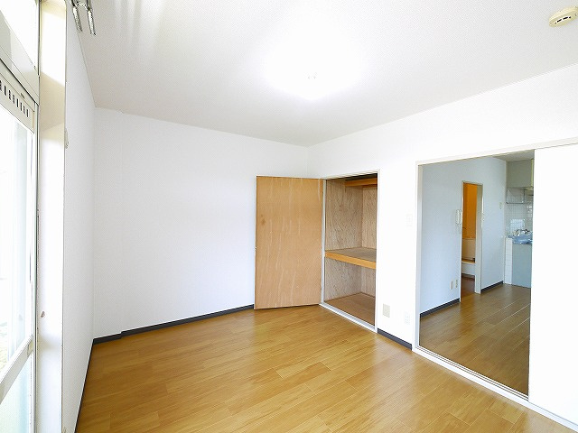 ヴイラージュの洋室|個人の部屋や寝室として使える洋室です