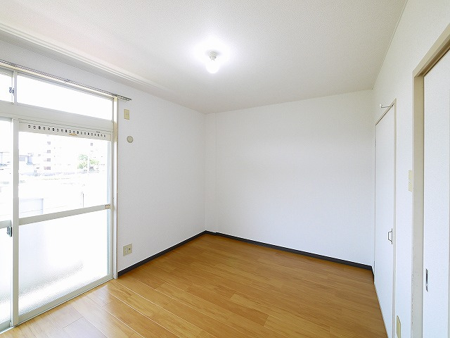 ヴイラージュの洋室|使い勝手のいい洋室です