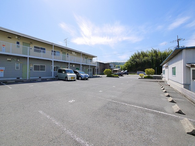 ヴイラージュの駐車場|駐車スペースもあります