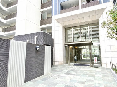 【エントランス】 | シティハウス湘南台ステーションコート | 雰囲気のある落ち着いたエントランスです。もちろんオートロック仕様となっております。毎日13：00～21：00の間は管理人の方がいます。夜帰ってくる時間でも居てくれるのは、もしもの時に便利です。