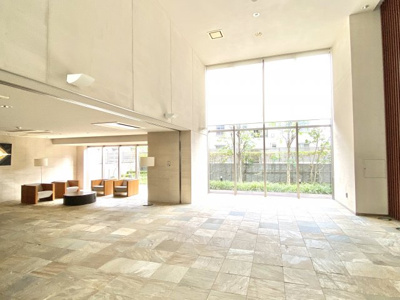 【エントランス】 | シティハウス湘南台ステーションコート | 入り口を抜けるととても高い天井と広がりを見せるロビーとなっております。ソファでくつろいだりご近所さんと談話したりも気兼ねなくできます。もしもの時のAEDも設置されてます。