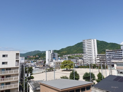 【展望】 | コープ野村古市中央 | バルコニーから青空や爽やかな風を感じられ、毎日の暮らしに余裕を感じさせてくれる、遮る物の無い開放的な眺望を是非、ご堪能ください。