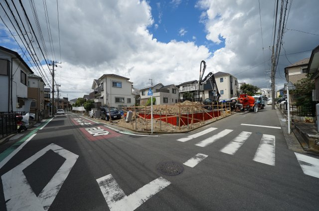閑静な住宅街‼ＬＤＫ１９．５帖の２ＳＬＤＫ。宅配ボックス設置♪保土ヶ谷区法泉2丁目　全３棟新築戸建ての前面道路含む現地写真|前面道路は広く開放感がございます。