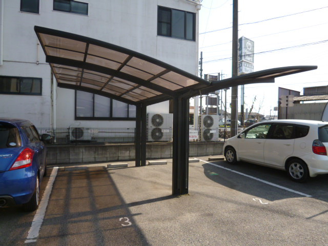 総社市門田のアパートの駐車場|屋根付き駐車場