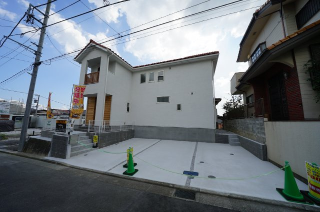 １１０．１３㎡の大型５ＬＤＫ♪カースペース３台♪保土ヶ谷区新桜ケ丘1丁目　新築戸建の外観|住環境に配慮された第一種低層住居専用地域の閑静な住宅街です。
