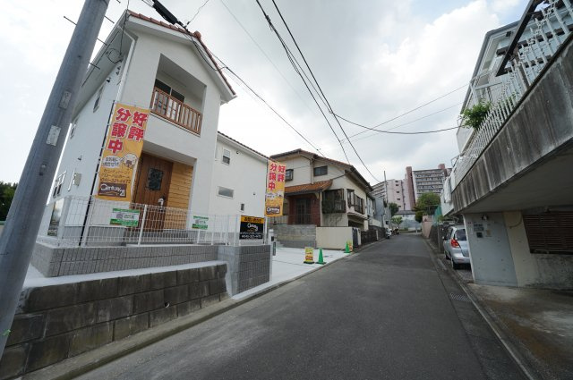 １１０．１３㎡の大型５ＬＤＫ♪カースペース３台♪保土ヶ谷区新桜ケ丘1丁目　新築戸建の前面道路含む現地写真|前面道路は北東側幅員約4.5メートルの公道です。