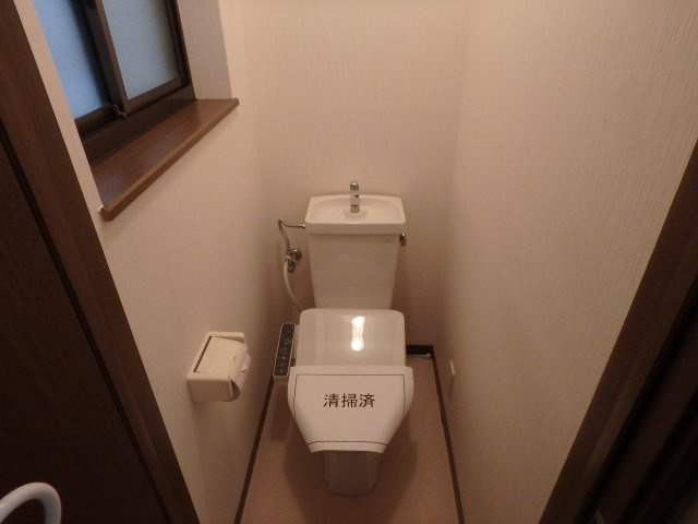 衣摺4丁目戸建のトイレ
