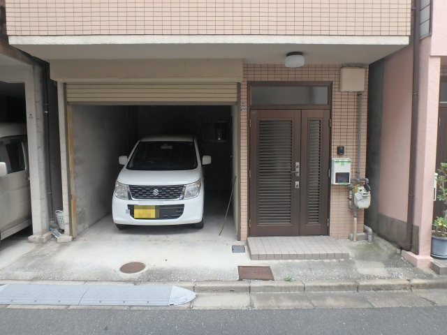 衣摺4丁目戸建のエントランス