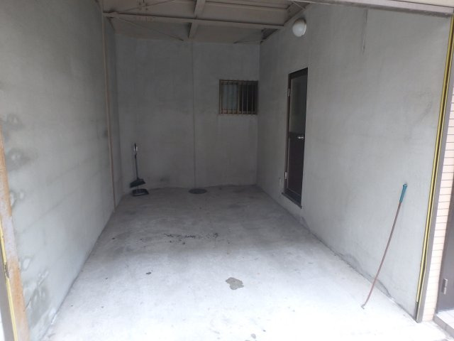 衣摺4丁目戸建の駐車場