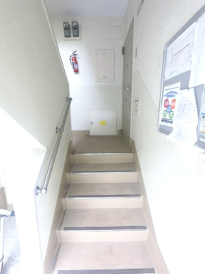 【エントランス】 | たまプラーザ団地7街区3号棟 | お部屋に繋がる階段です。
入口からやや高くなっています。