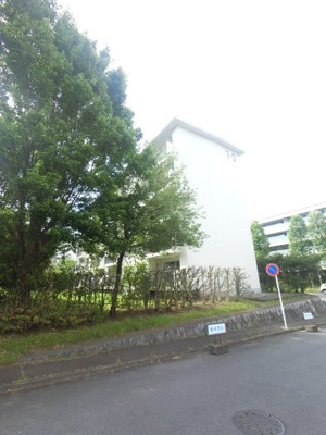 【外観】 | たまプラーザ団地7街区3号棟 | 駐車場側から見た外観です。
